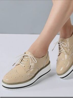 Dadawen Beige Platform Wingtip Oxfords - Women